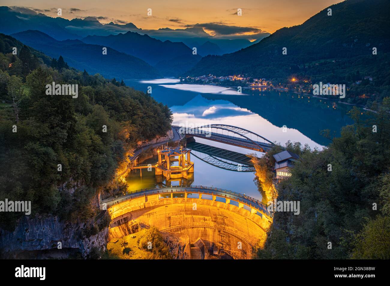 Vista aérea de una estación hidroeléctrica del lago de Barcis en Italia Foto de stock