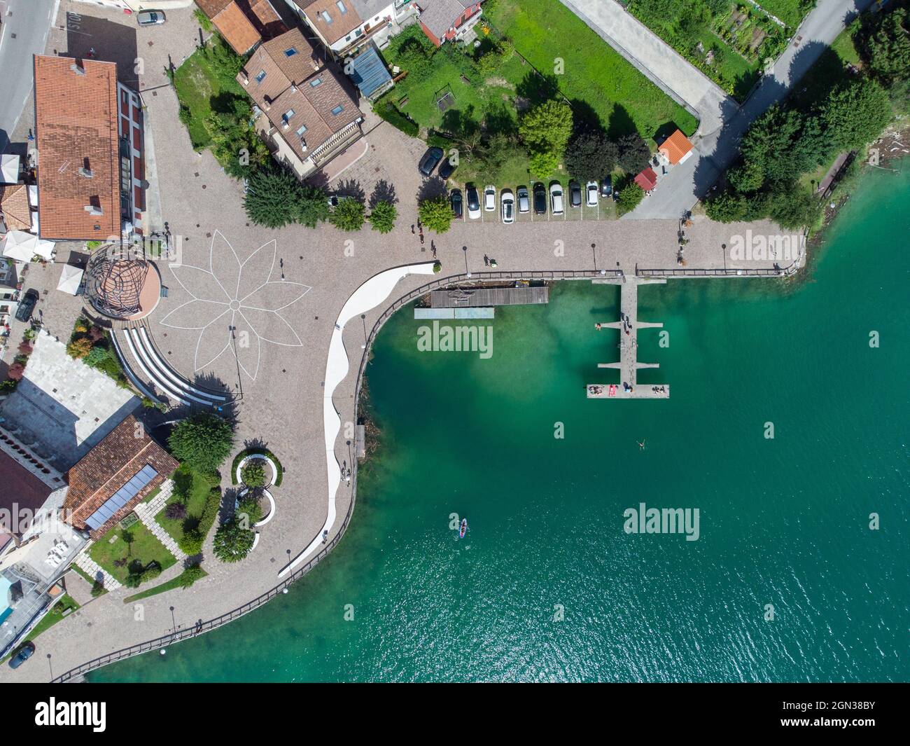 Vista aérea de la costa del lago de Barcis en Italia Foto de stock