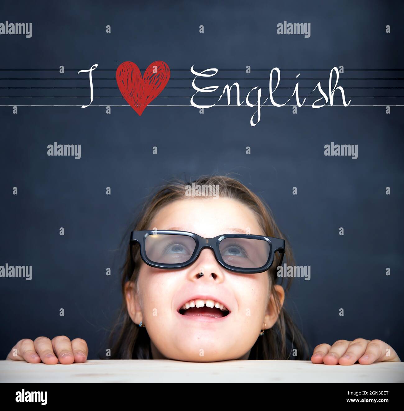 Educación lingüística, aprender el concepto de inglés. Niña con gafas  mirando me encanta el texto en inglés sobre ella Fotografía de stock - Alamy