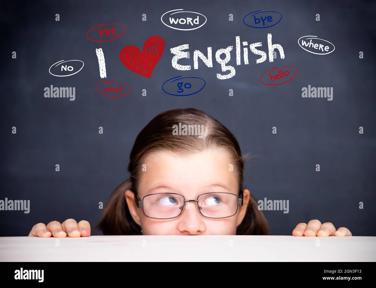 Educación lingüística, aprender el concepto de inglés. Niña con gafas