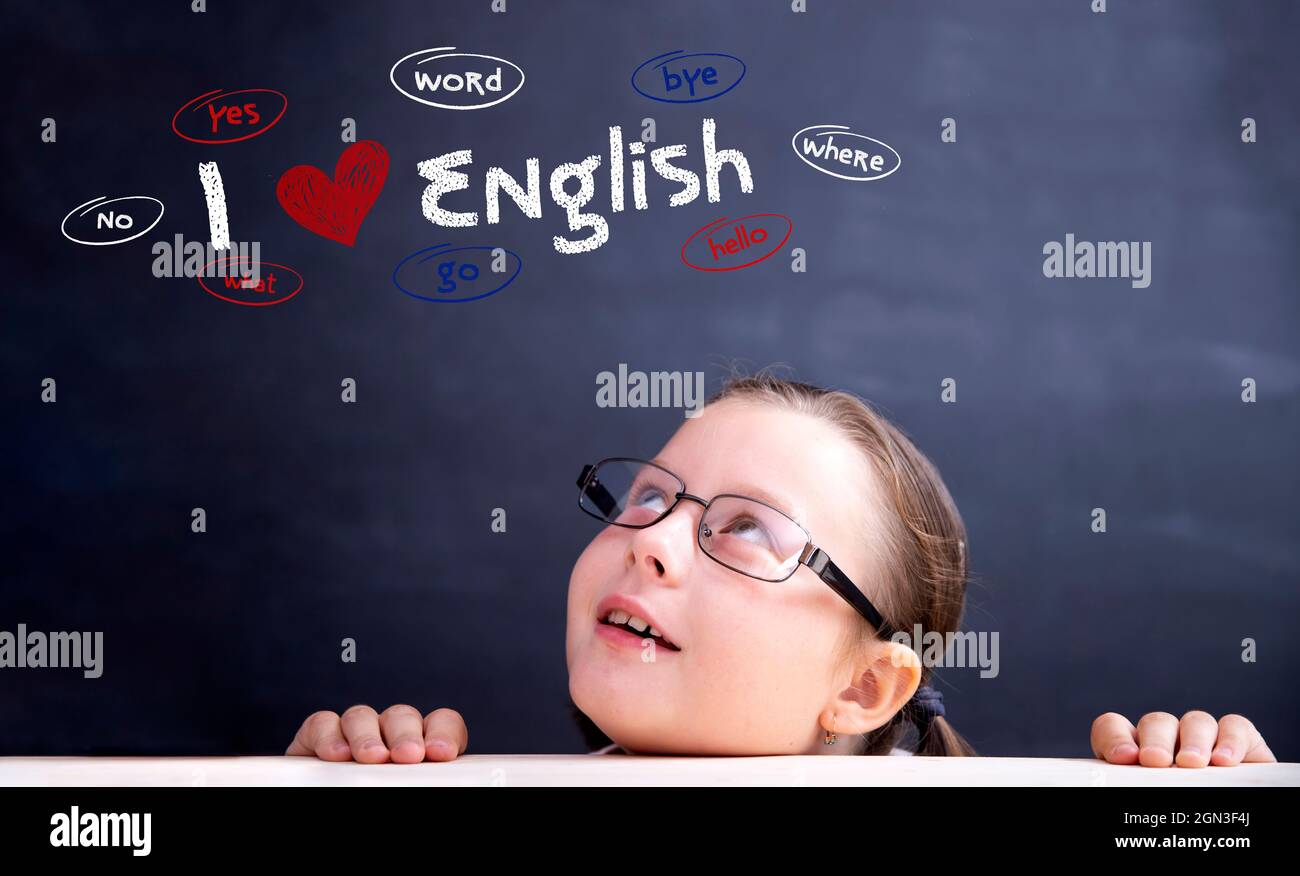 Educación lingüística, aprender el concepto de inglés. Niña con gafas