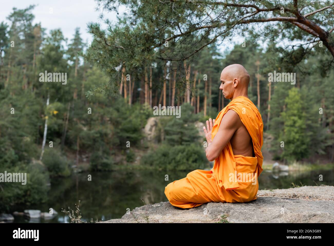 monje tibetano meditando