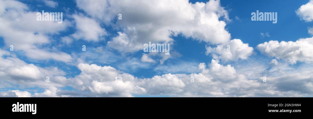 Hermoso cielo azul con nubes en el soleado día brillante en verano Foto de stock