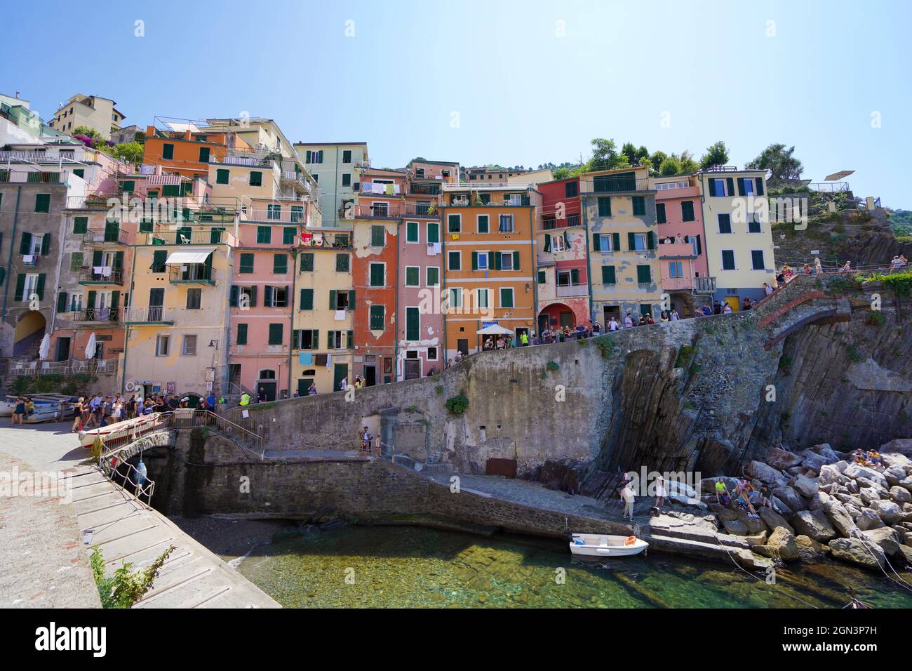 RIOMAGGIORE, ITALIA - 20 DE JULIO de 2021: Casas coloridas sobre  acantilados colgantes en el Parque Nacional de Cinque Terre, Liguria, Italia  Fotografía de stock - Alamy