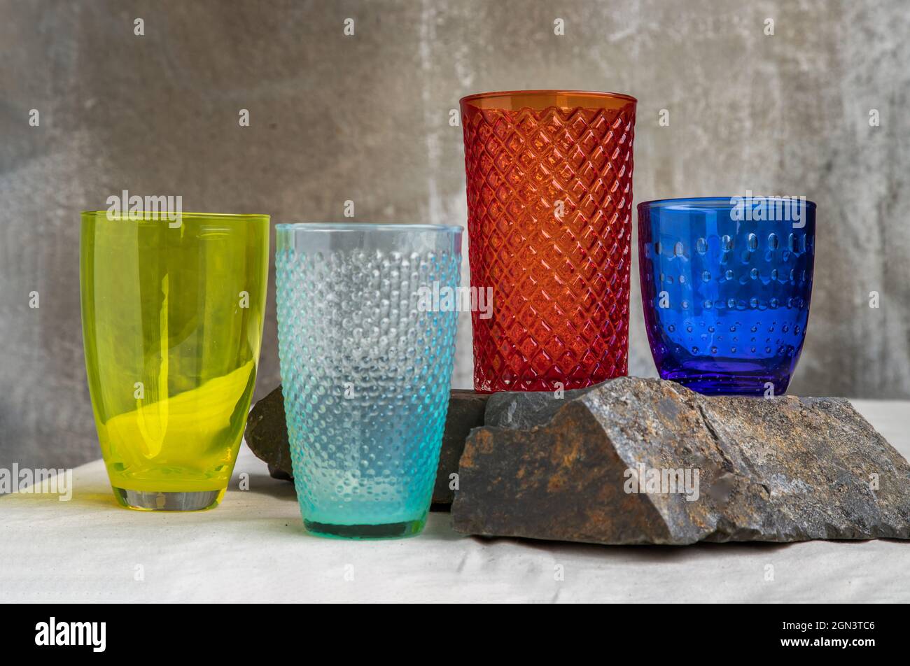 Muchas copas de vidrio diferentes y reflejos de superficie sobre tela