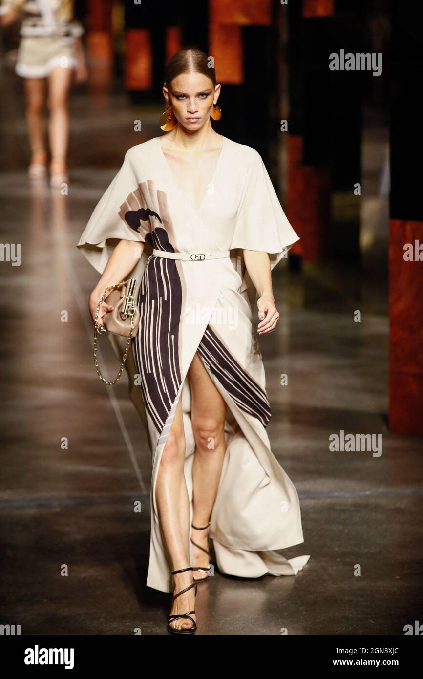 Milán, 22 de septiembre de 2021. Semana de la Moda de Milán Primavera Verano  2022. Un modelo lleva una creación de Fendi como parte de la colección para  mujeres primavera-verano 2022 presentada