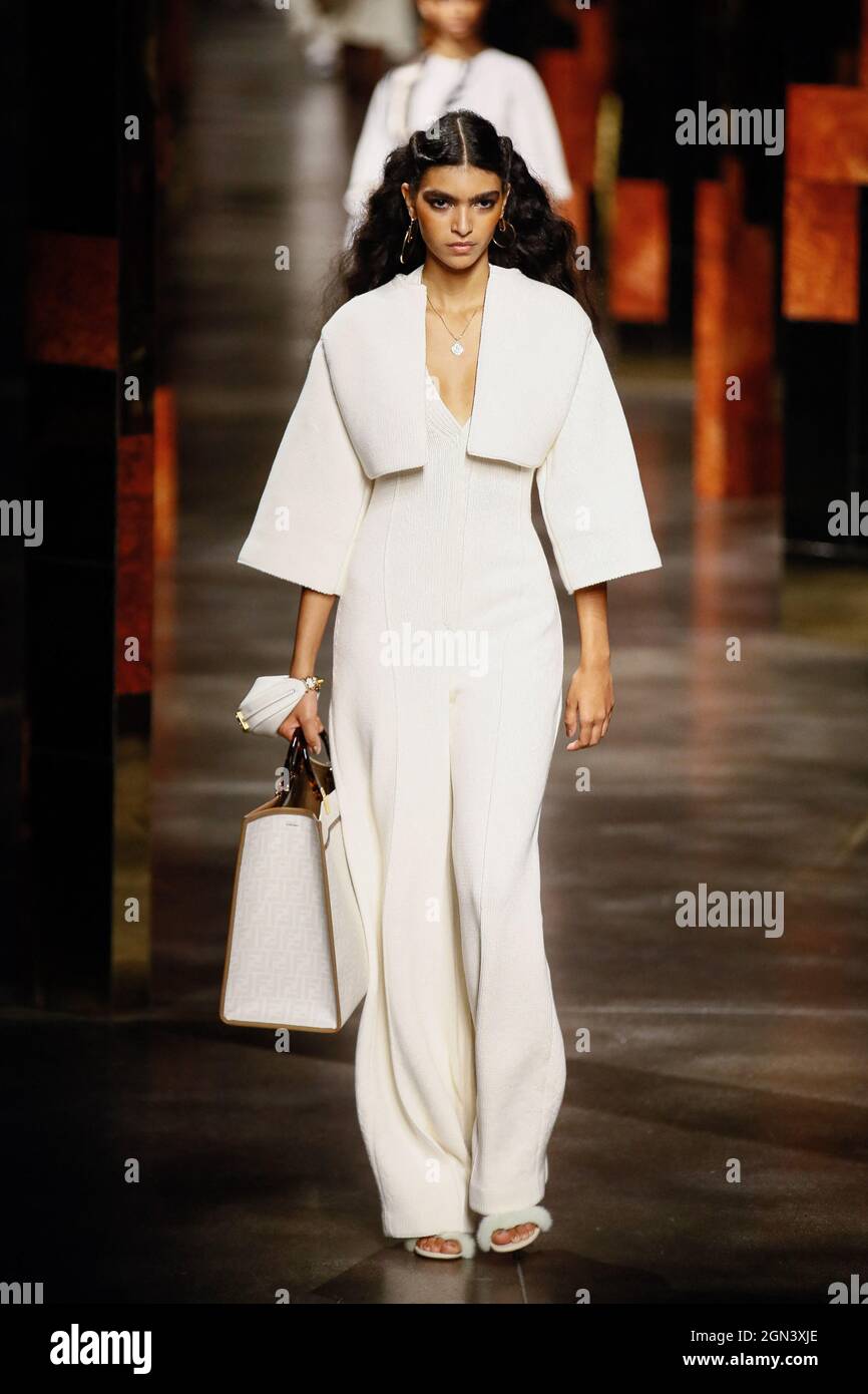 Milán, 22 de septiembre de 2021. Semana de la Moda de Milán Primavera Verano  2022. Un modelo lleva una creación de Fendi como parte de la colección para  mujeres primavera-verano 2022 presentada