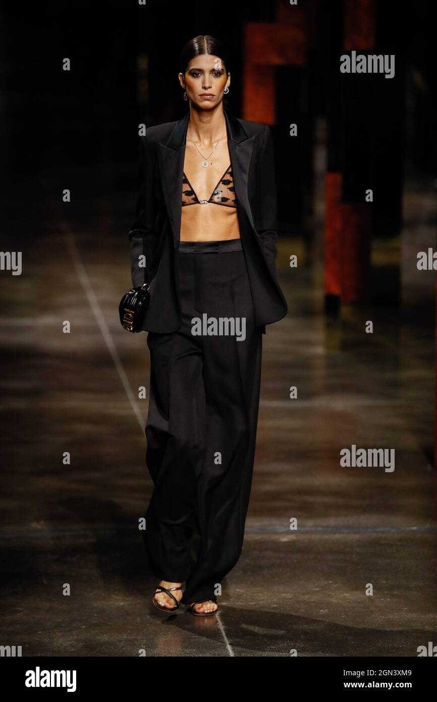 Milán, 22 de septiembre de 2021. Semana de la Moda de Milán Primavera Verano  2022. Un modelo lleva una creación de Fendi como parte de la colección para  mujeres primavera-verano 2022 presentada