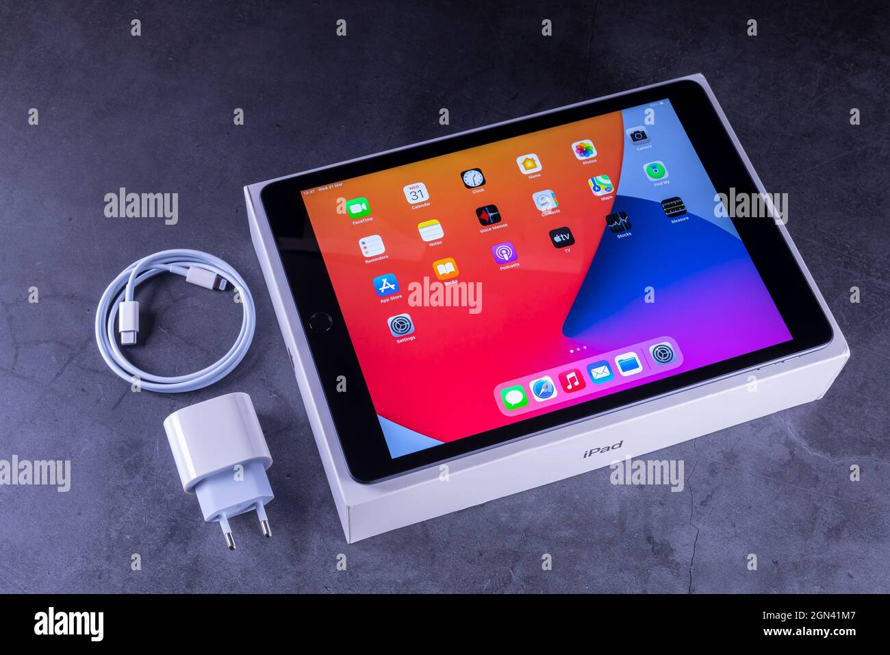Galati, Rumania, 31 de marzo de 2021: - Apple lanzar la nueva generación de iPad 8th con el potente chip biónico A12, soporte para Apple Pencil y la llave inteligente Foto de stock