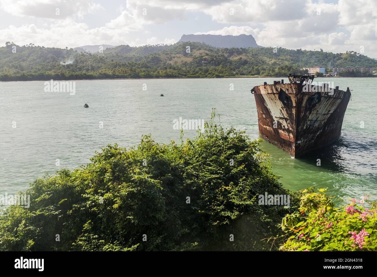 Barco naufragado en Baracoa, Cuba Foto de stock