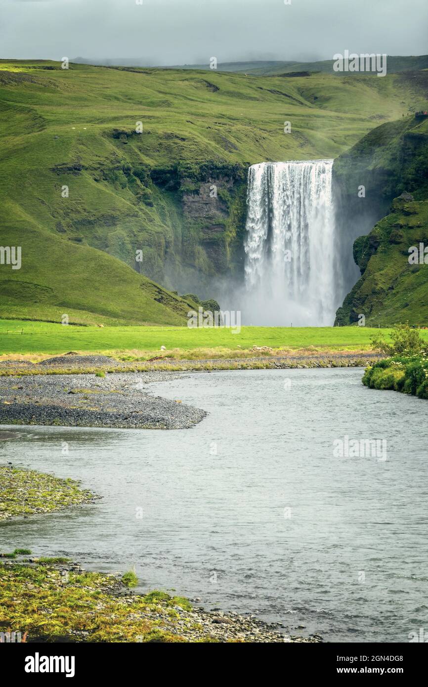 Skogafoss paisaje cascada en el sur de Islandia Foto de stock