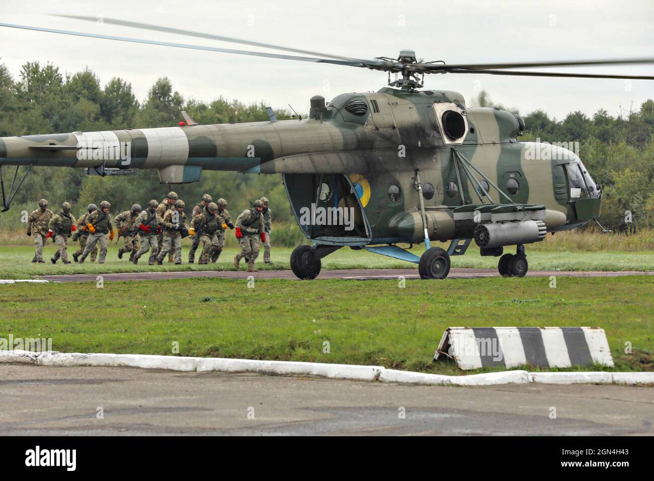Yavoriv, Ucrania. 21st de Sep de 2021. Los soldados de la Fuerza Terrestre de Ucrania se cargan en un helicóptero MI-8 ucraniano para realizar un ejercicio de cuerda rápida, durante el ejercicio Rapid Trident 2021 en el Centro de Entrenamiento de Combate-Yavoriv el 22 de septiembre de 2021 en Yavoriv, Ucrania. Soldados de 15 naciones participan en el ejercicio combinado de guerra urbana. Crédito: SPC. Preston Hammon/Ejército de EE.UU./Alamy Live News Foto de stock