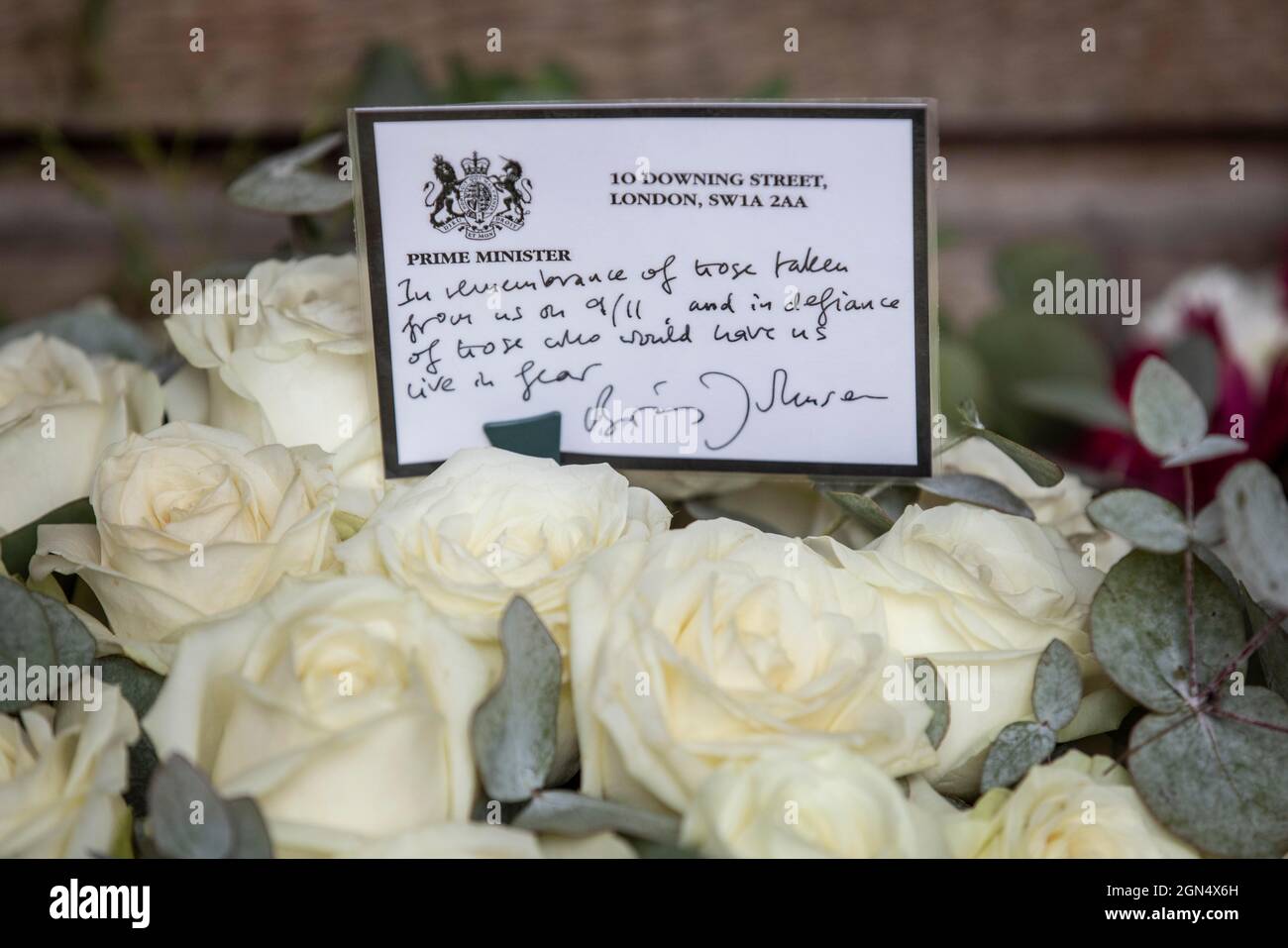 Las familias pagan sus respetos en el Memorial Garden del 11 de septiembre en la Plaza Grosvenor de Londres en el 20th Aniversario de los atentados terroristas del 9/11. Foto de stock