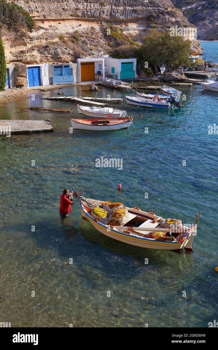 El pintoresco pueblo pesquero de Mandrakia, Milos, Grecia Foto de stock