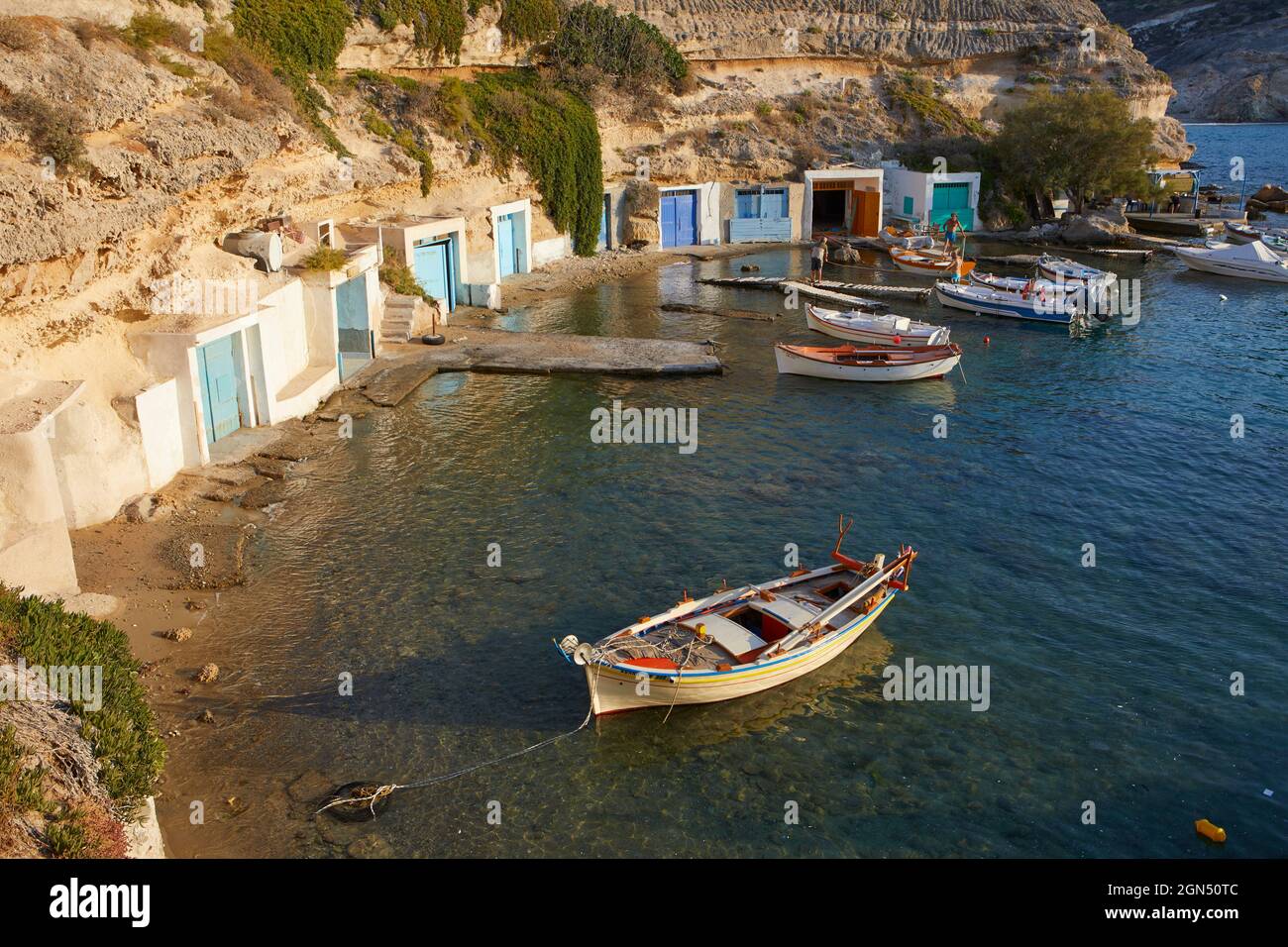 El pintoresco pueblo pesquero de Mandrakia, Milos, Grecia Foto de stock