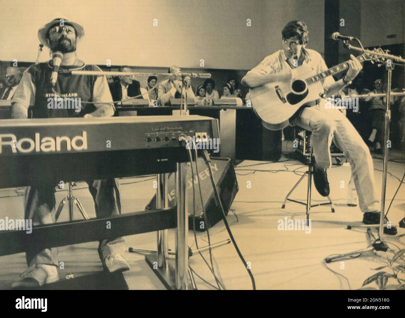 Los cantantes italianos Lucio Dalla y Gianni Morandi en un concierto, 1989 Foto de stock