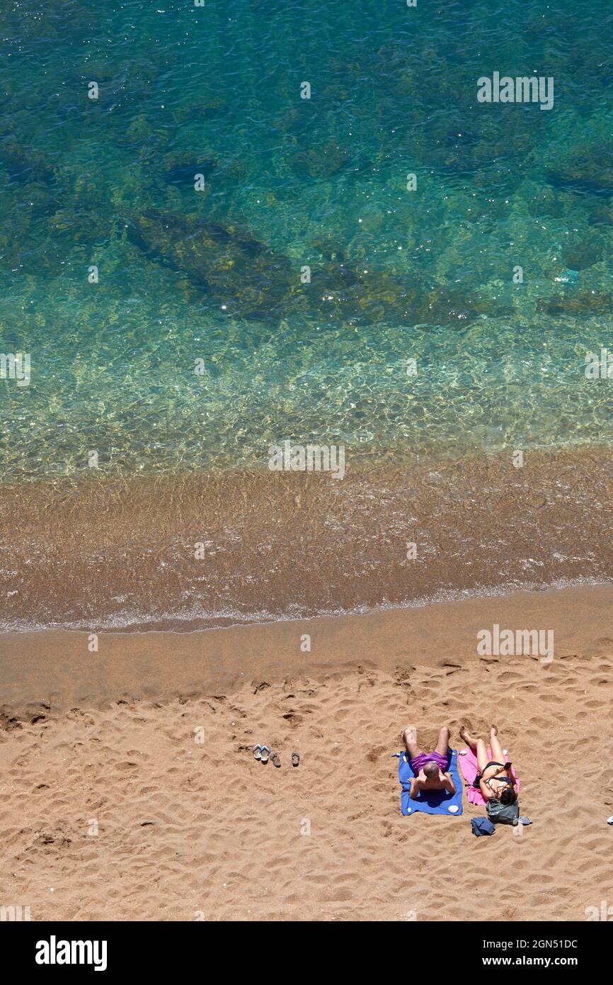 Vista elevada de la playa dorada de Paliochori, Milos, Grecia Foto de stock