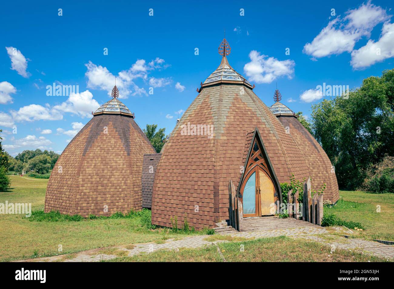 Pequeño pueblo de csete yurts en el Parque Nacional del Patrimonio de Ópusztaszer, un museo al aire libre de la historia húngara. Foto de stock