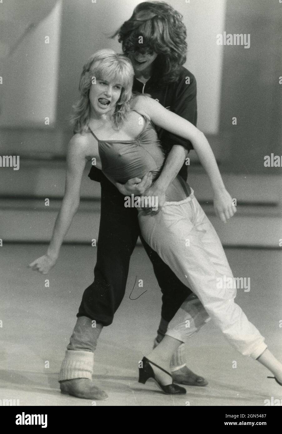 La showgirl y bailarina italiana Lorella Cuccarini en el programa de televisión Fantastico 6, 1980s Foto de stock