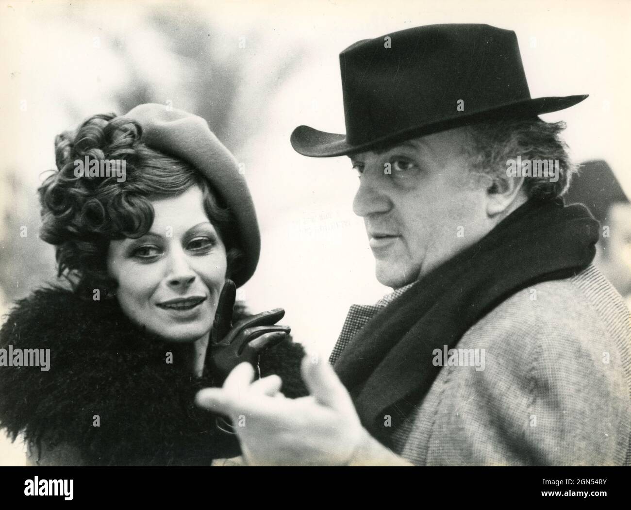 El director de cine italiano Federico Fellini y la actriz francesa Magali Noel filman la película Amarcord, 1973 Foto de stock