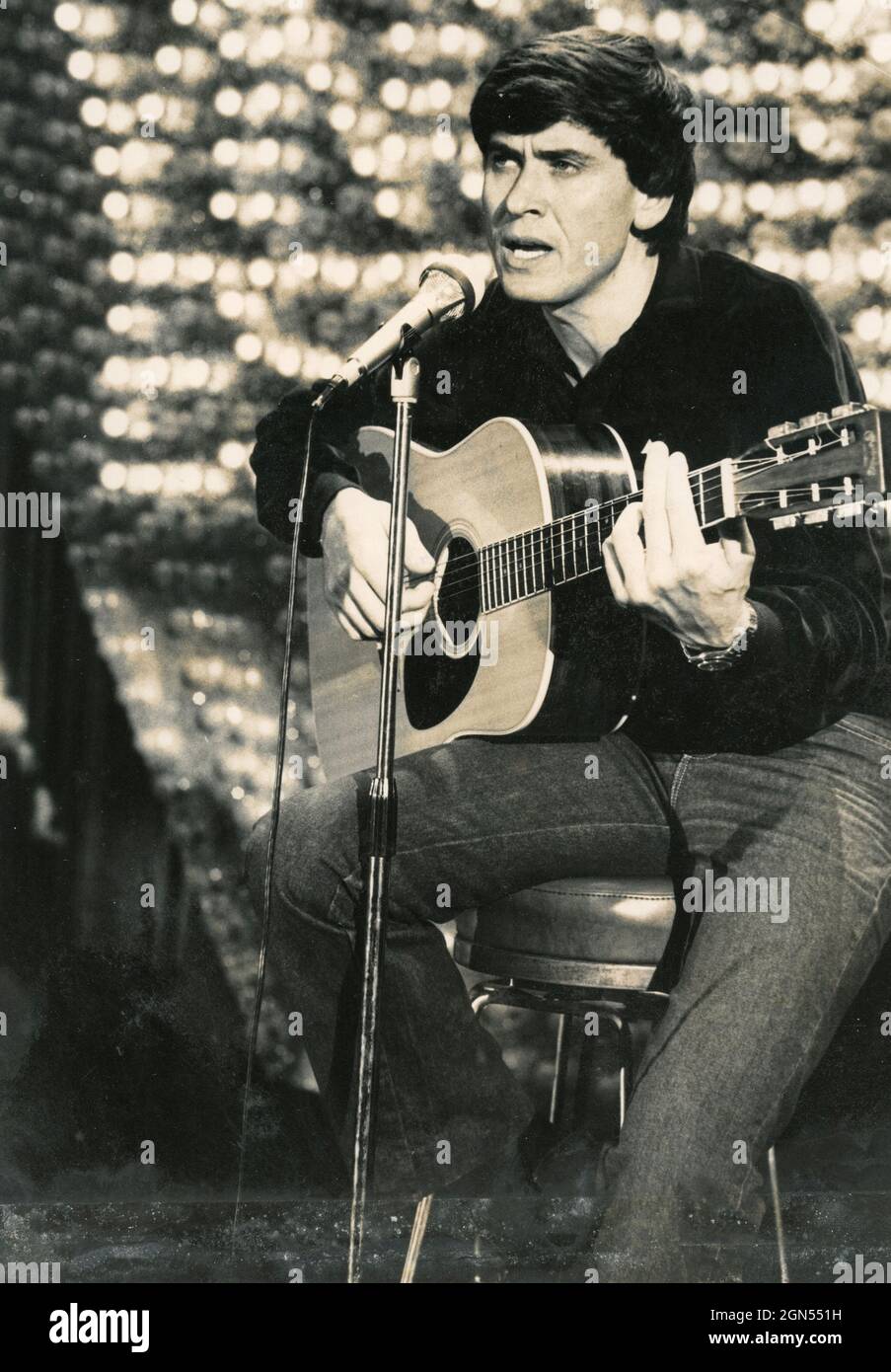 El cantante italiano Gianni Morandi tocando la guitarra en un concierto,  1970s Fotografía de stock - Alamy