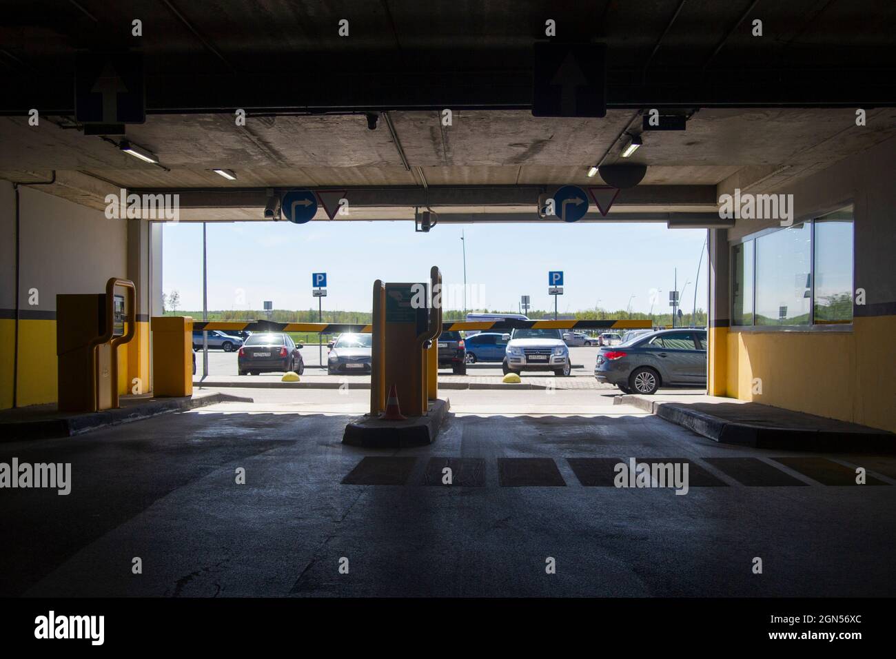 San Petersburgo, Rusia - 15 de mayo de 2019: Entrada al garaje subterráneo de varios pisos en el aeropuerto de Pulkovo Foto de stock