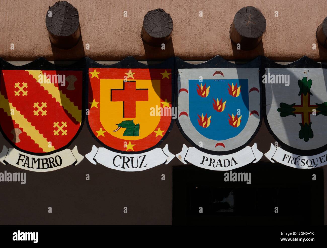 Escudos de armas y apellidos españoles exhibidos en el Palacio de los  Gobernadores del siglo 17th durante la Fiesta de Santa Fe anual en Nuevo  México Fotografía de stock - Alamy