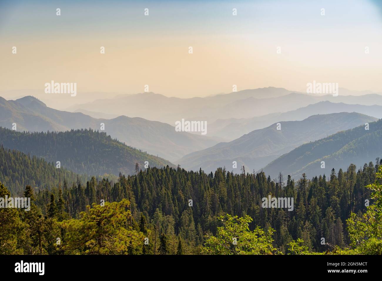 Humo en la montaña fotografías e imágenes de alta resolución - Alamy