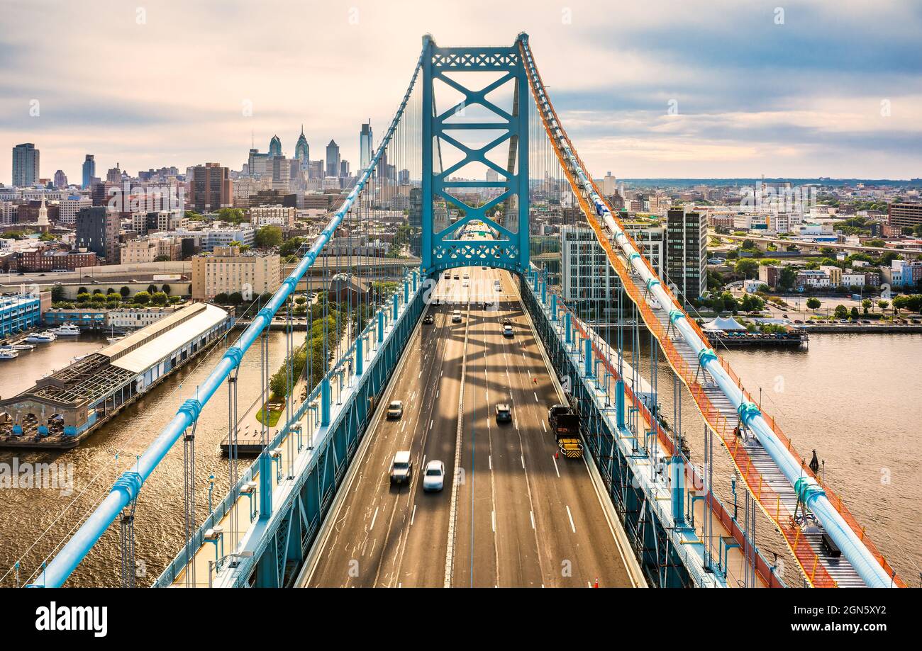 Vista aérea del puente Ben Franklin y el horizonte de Filadelfia Foto de stock