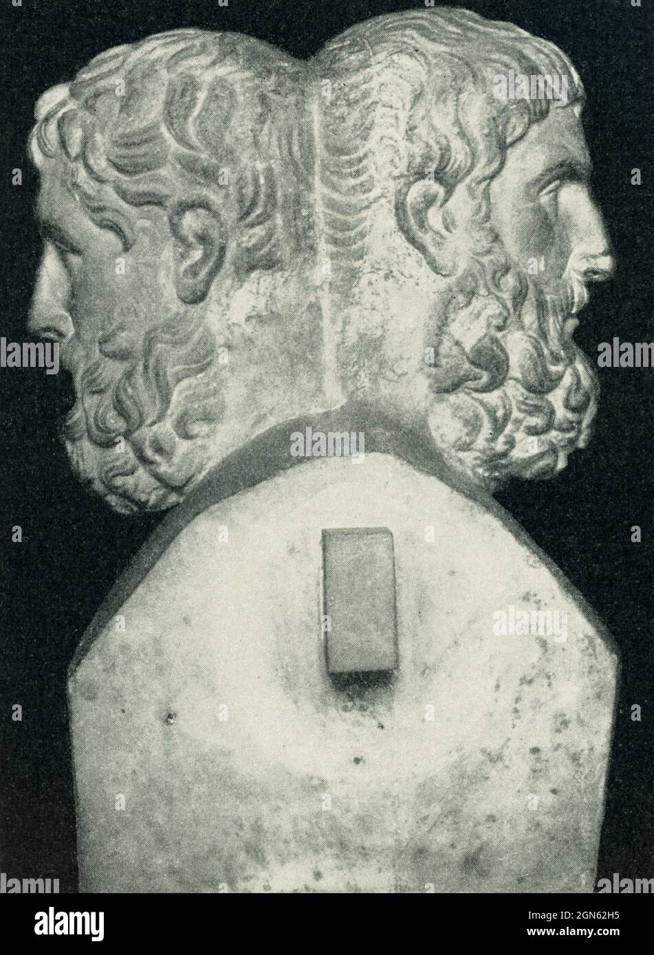 Esta foto de 1910 muestra el doble ermo de Epicurus y Metadorus. La escultura es de estilo helenístico. Epicurus (341–270 a.C.) fue un antiguo filósofo y sabio griego que fundó el epicuranismo, una escuela de filosofía muy influyente. Metróoro de Chios fue un filósofo griego que vivió en el siglo 4th a.C. Herm, en la religión griega, se refiere a un objeto sagrado de piedra conectado con el culto de Hermes, el dios de la fertilidad. Estos fueron normalmente coronados por la cabeza barbuda de Hermes (de ahí el nombre) u otra figura (aquí Epicurus y Metadorus). El original se encuentra en el Louvre de París. Foto de stock