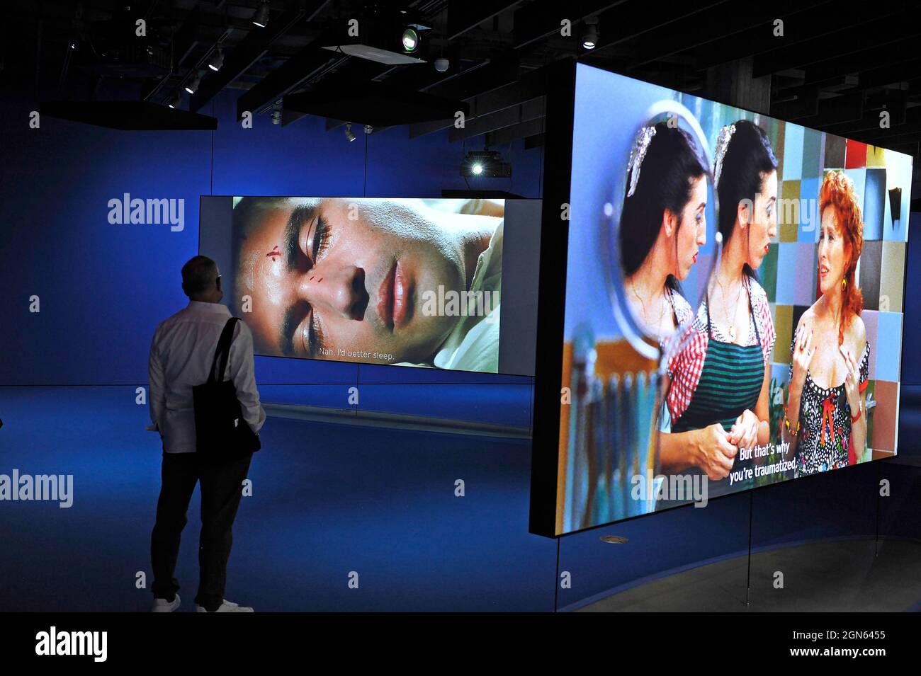 Exposición en honor al director Pedro Almodovar en el Museo de la Academia de Imágenes en Movimiento, Los Ángeles, California, presenta pantallas suspendidas. Foto de stock