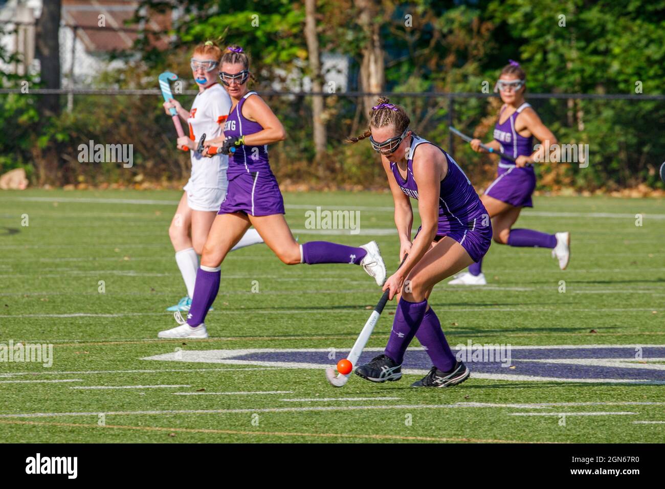 Las niñas jugaban hockey sobre el terreno en Massachusetts Foto de stock