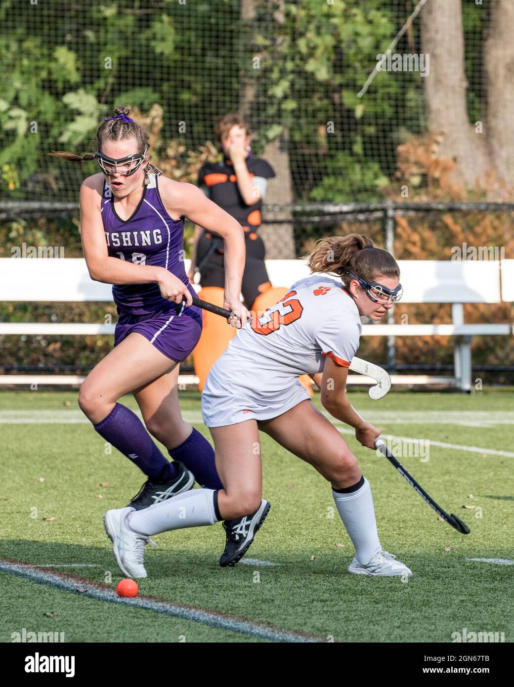 Las niñas jugaban hockey sobre el terreno en Massachusetts Foto de stock