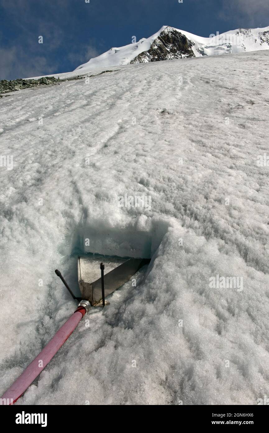 Embudo en el hielo del glaciar Turtmann para recoger agua de derretimiento para el suministro de agua de la cabaña Zinal Tracuit, Val d’Anniviers, Wallis, Suiza Foto de stock
