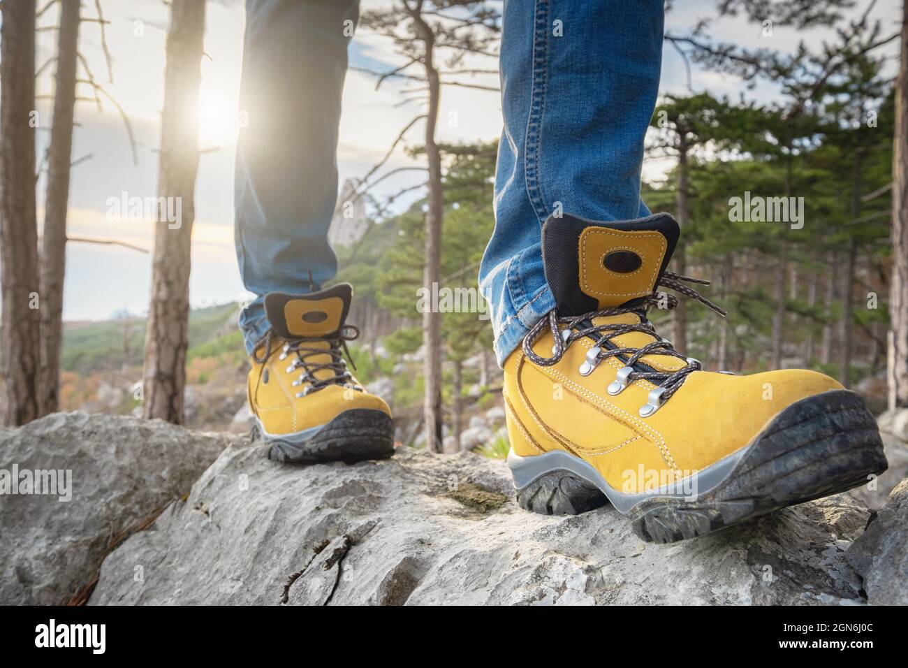 botas de senderismo de cerca. pasos turísticos femeninos en la piedra. concepto de la naturaleza del estilo vida. Excursión de viaje Fotografía de stock - Alamy