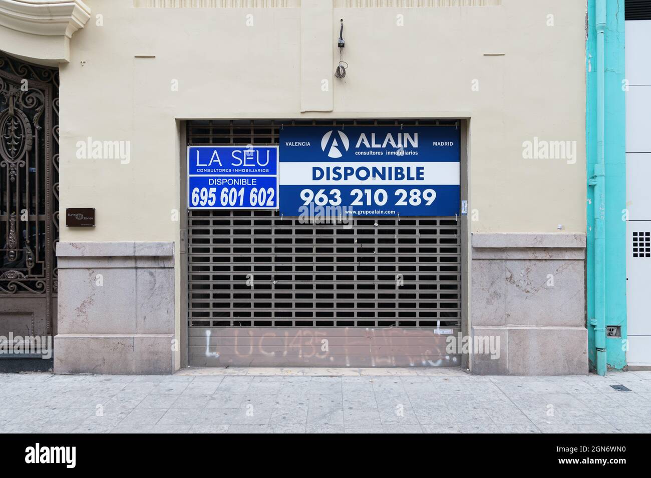 VALENCIA, ESPAÑA - 21 DE SEPTIEMBRE de 2021: Espacio minorista para arriendo debido a la crisis del coronavirus. Alain y el estado real de La Seu Foto de stock