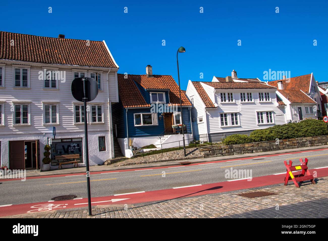 Stavanger (245) Straßenansicht, Gebäude, blauer Himmel, Absperrung, blaues Haus, Norwegen, Urlaub, Bâtiments, Foto de stock