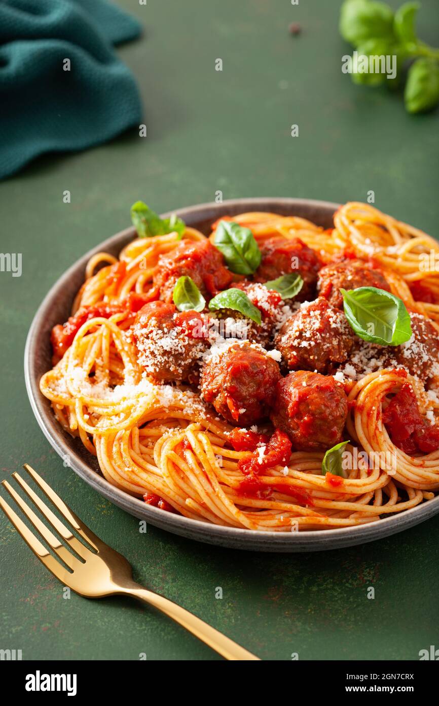 Espagueti con albóndigas y salsa de tomate, pasta italiana Fotografía de  stock - Alamy