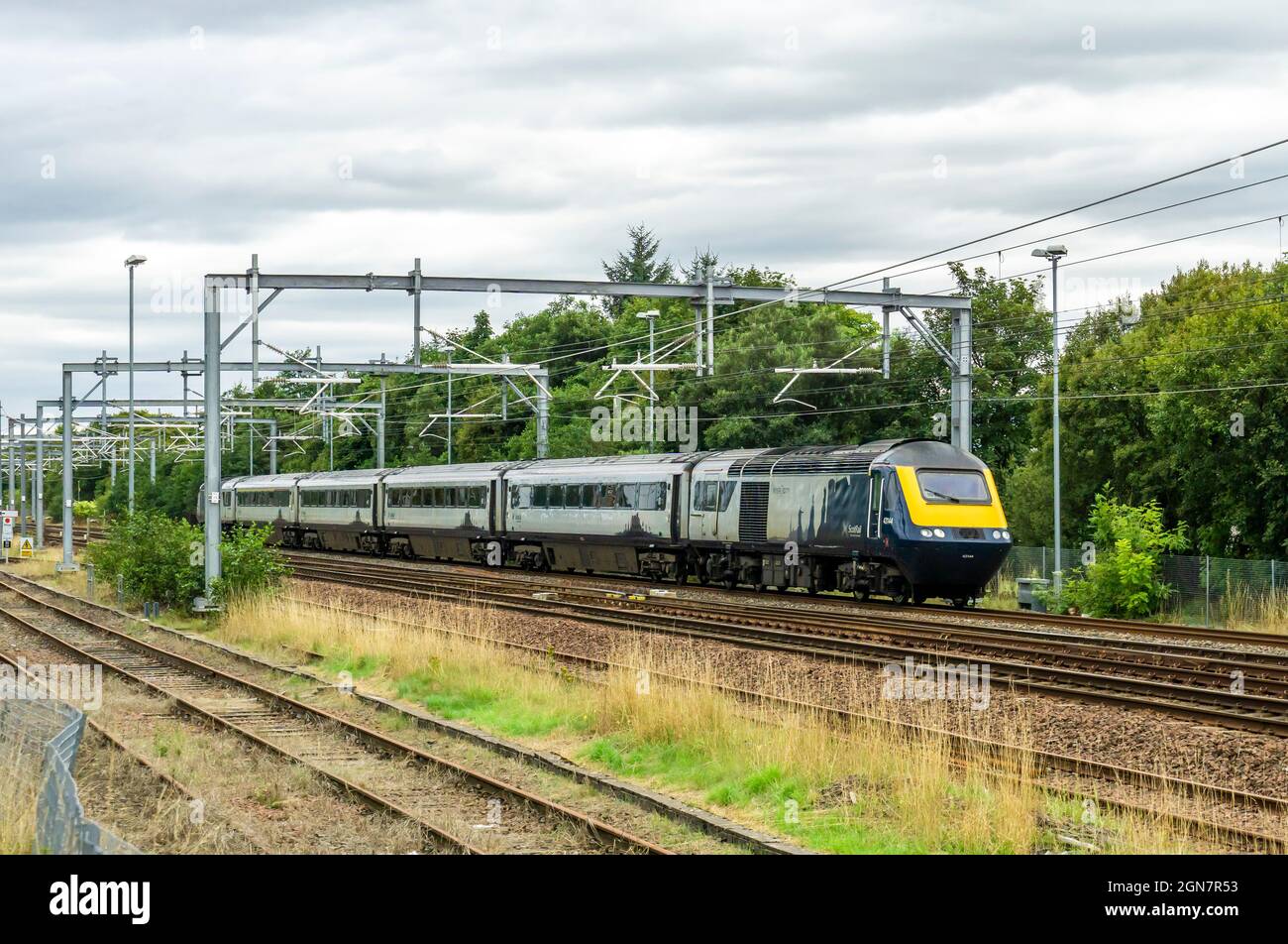El tren de alta velocidad ScotRail pasa por el cruce de Greenhill cerca de Bonnybridge Falkirk Scotland UK en la ruta de Glasgow a Inverness en Foto de stock