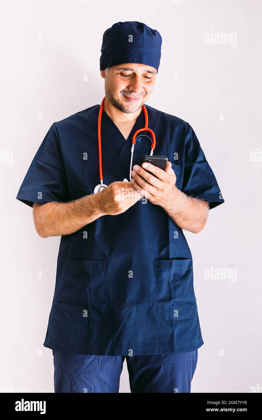 Enfermera, médico o veterinario con uniforme azul en la ventana del  hospital, mirando el teléfono móvil. Concepto de medicina, hospital y salud  Fotografía de stock - Alamy
