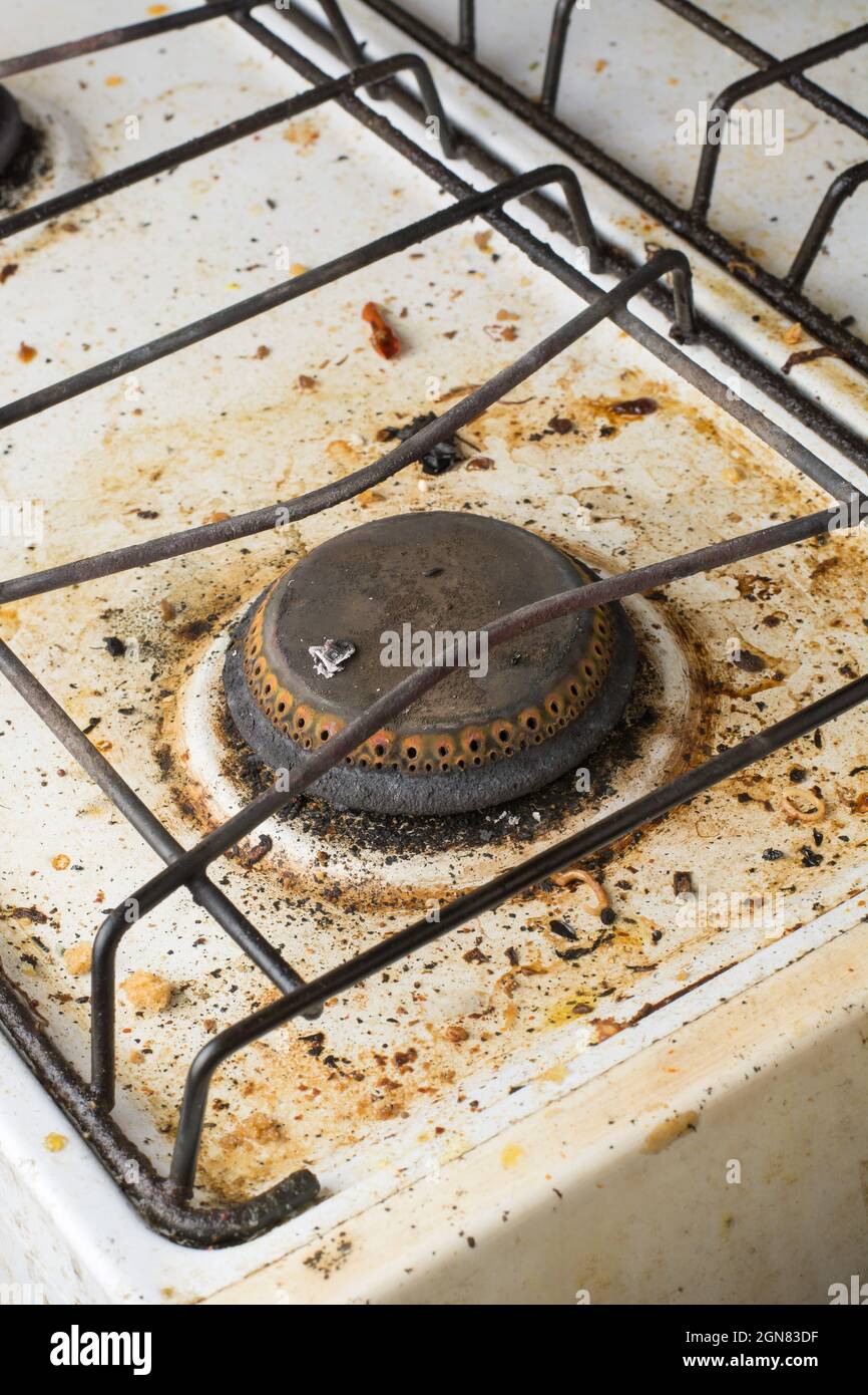 una cocina sucia o estufa de gas en la cocina, superficie cubierta con  manchas con restos de comida, quemador sin limpiar closeup Fotografía de  stock - Alamy