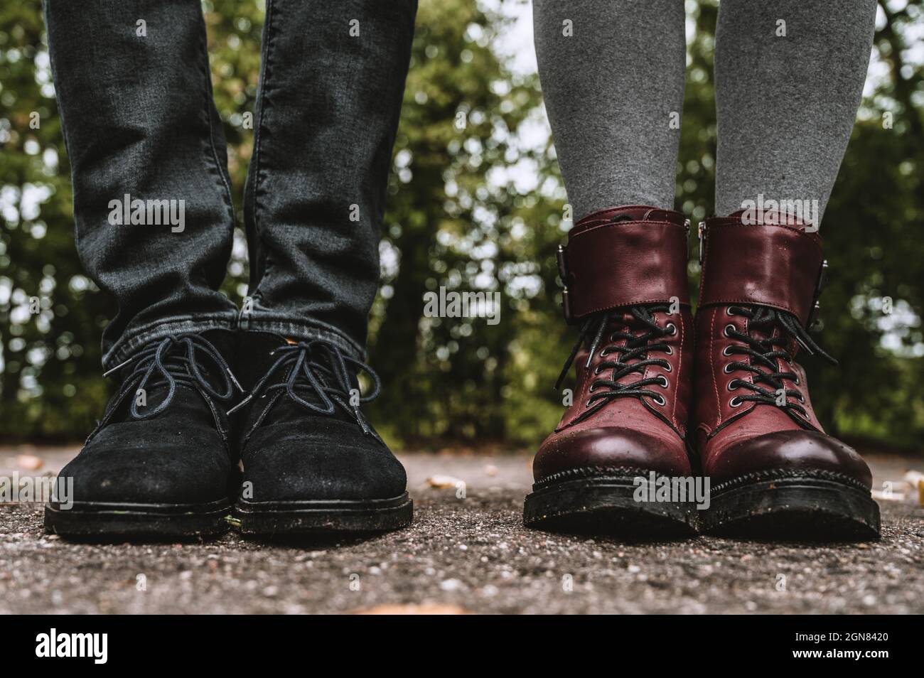 Botas de cuero de Borgoña. Zapatos de ante azul. Hombre y mujer con calzado  informal. Asfalto con hojas caídas. Moda otoñal Fotografía de stock - Alamy