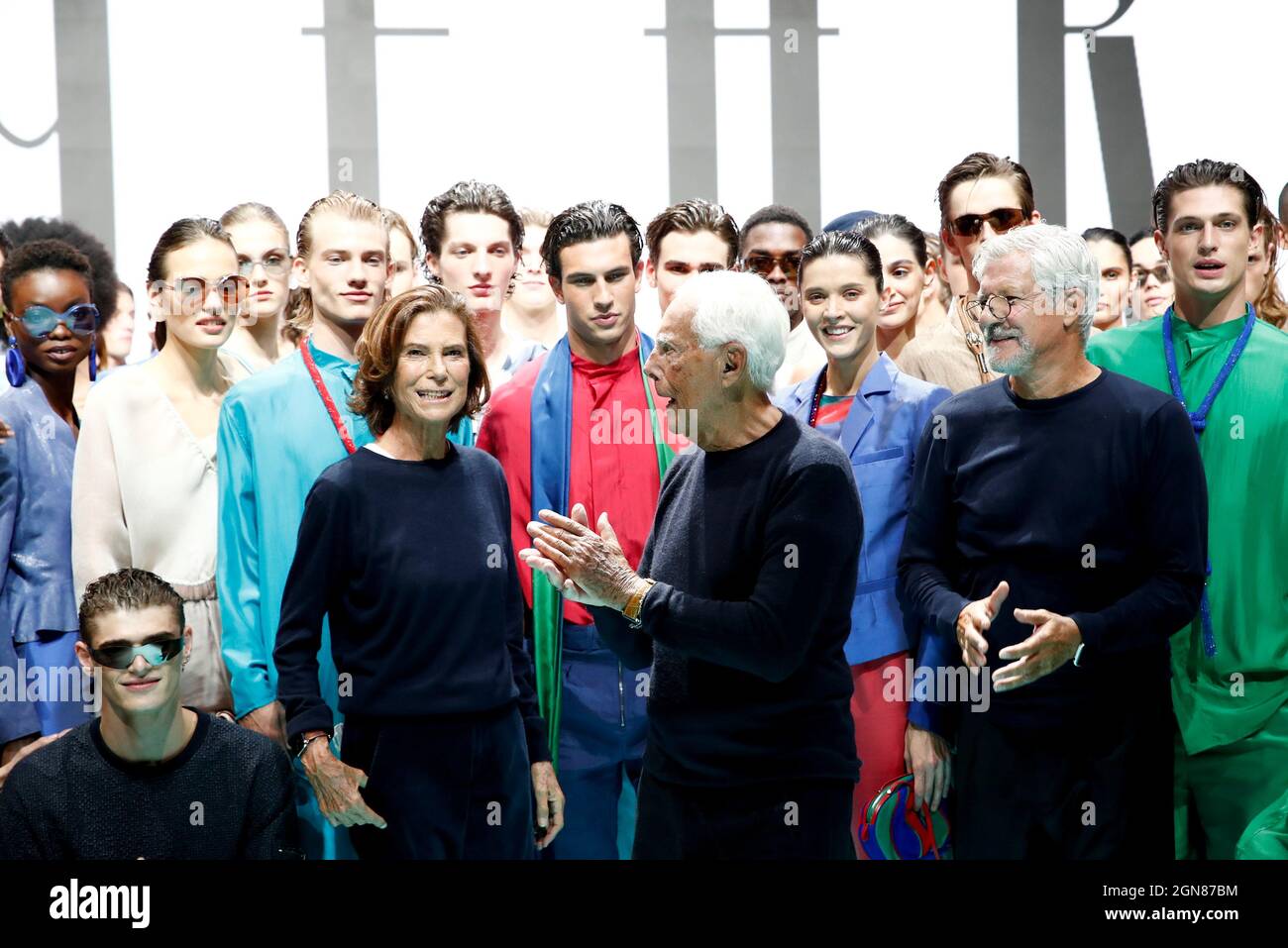 Giorgio Armani, Silvana Armani y Sergio Galeotti posan con modelos después  de presentar la colección Emporio Armani Spring/Summer 2022 durante la  Semana de la Moda de Milán, en Milán, Italia, el 23