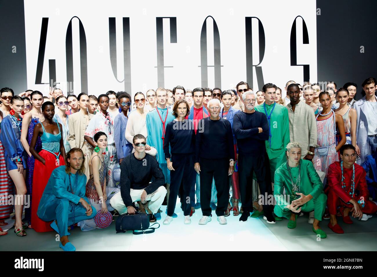 Giorgio Armani, Silvana Armani y Sergio Galeotti posan con modelos después  de presentar la colección Emporio Armani Spring/Summer 2022 durante la  Semana de la Moda de Milán, en Milán, Italia, el 23