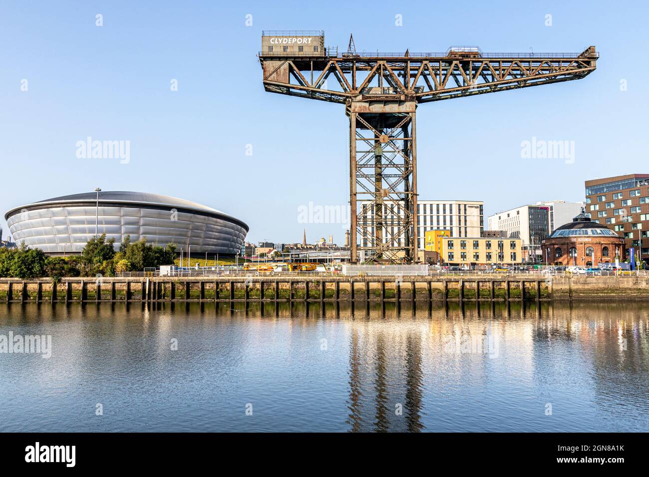 La grúa Finnieston y el SSE Hydro junto al río Clyde en Glasgow, Escocia Reino Unido Foto de stock