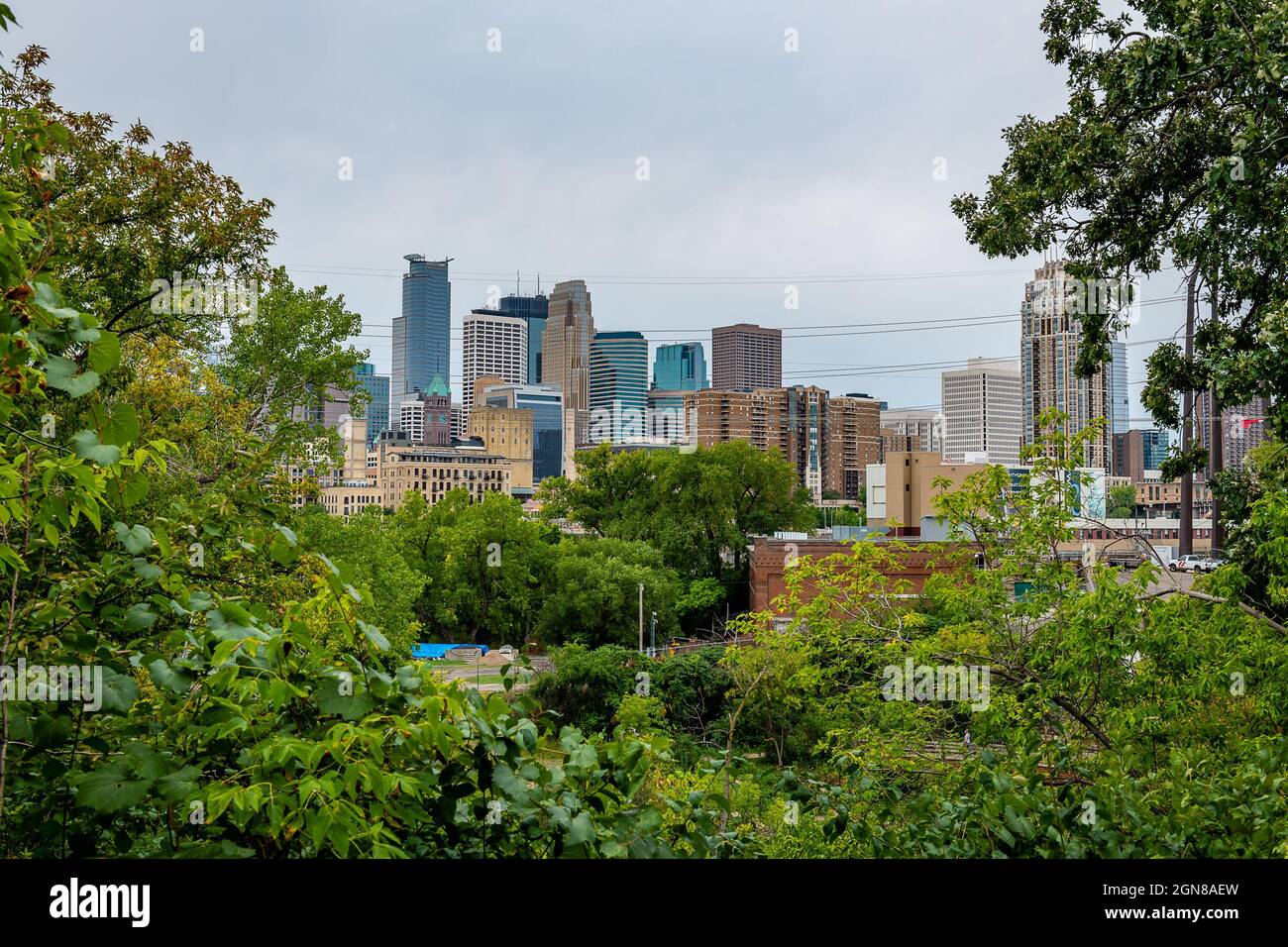 El Skyline de Minneapolis desde el puente Stone Arch Foto de stock