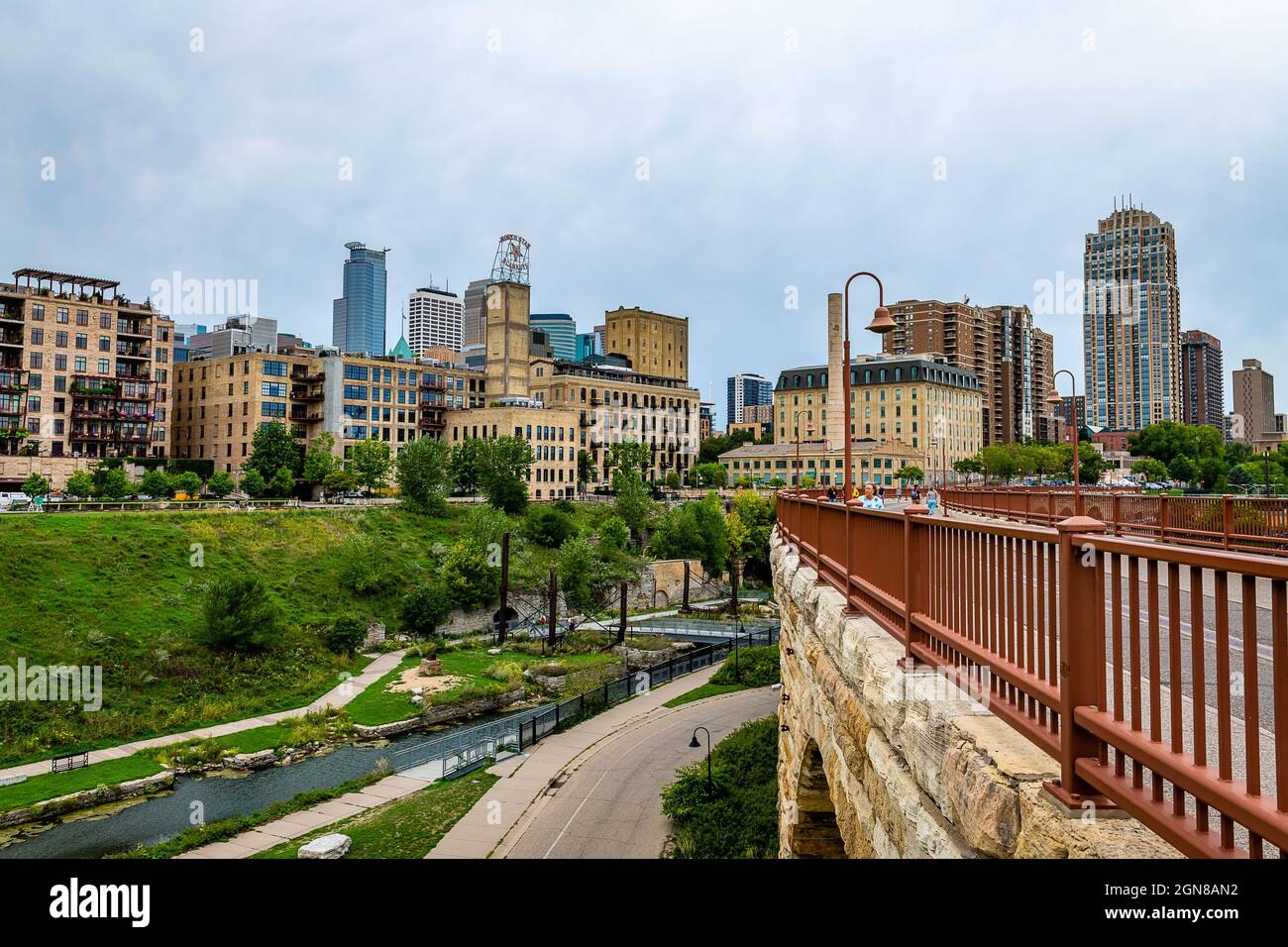 El Skyline de Minneapolis desde el puente Stone Arch Foto de stock