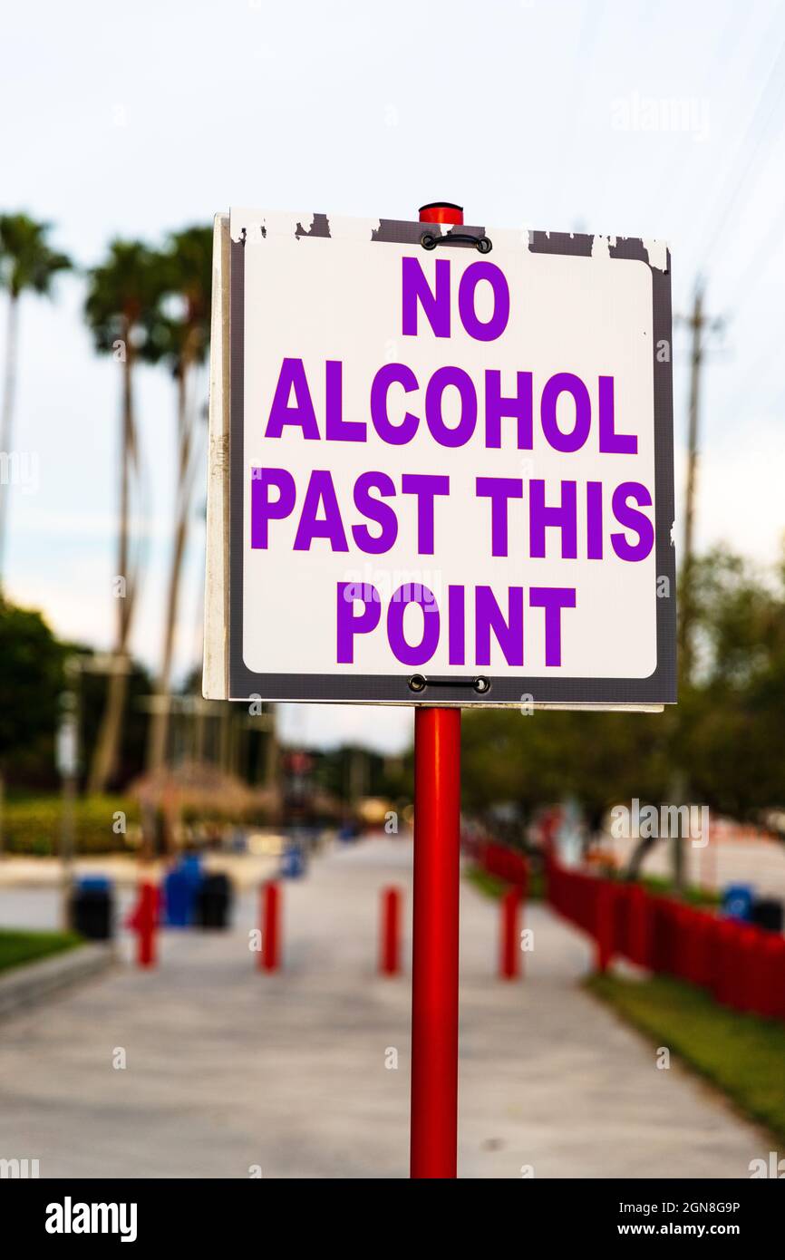 No Alcohol más allá de este signo de punto en letras púrpura Foto de stock