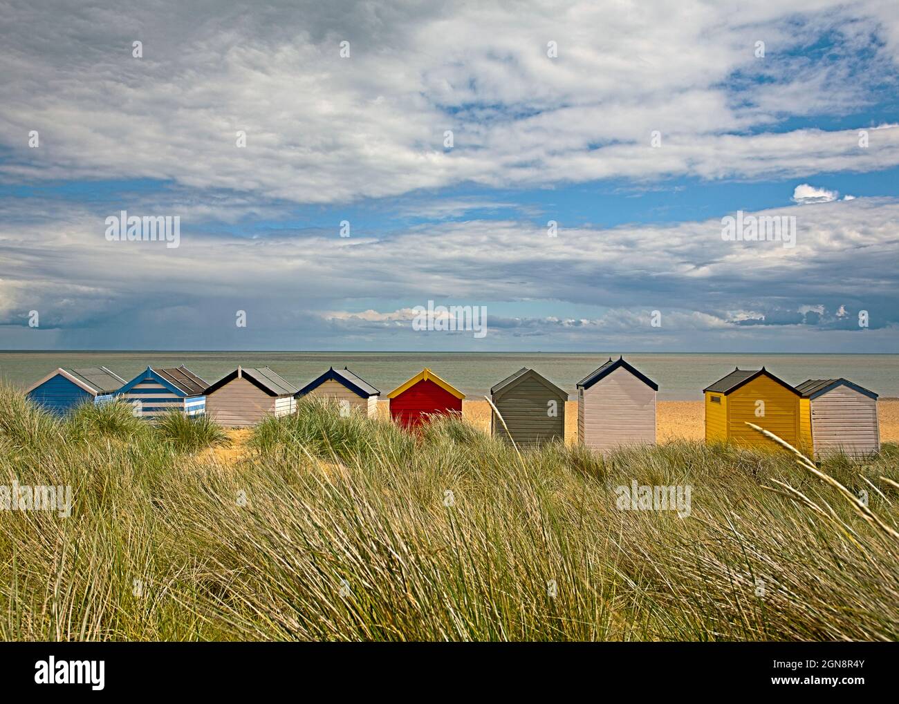 Cabañas multicolores en la playa en el día soleado Foto de stock