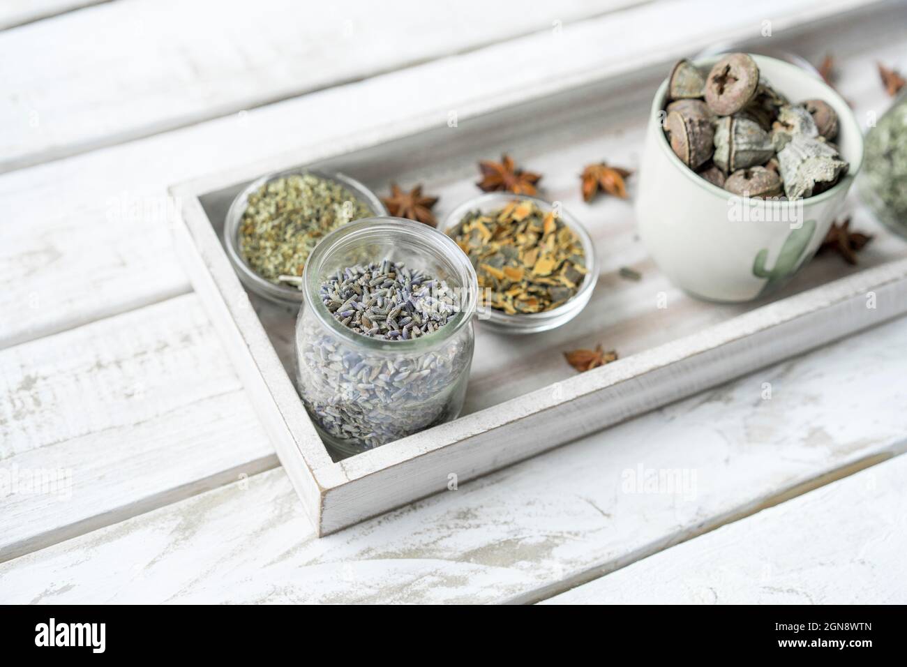 Productos para el cuidado de la salud con semillas de lavanda en un  recipiente Fotografía de stock - Alamy